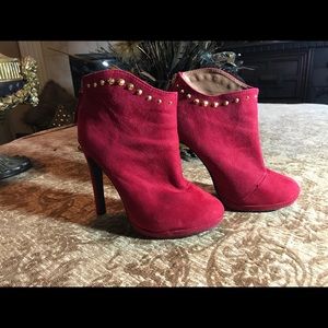 MASSIMO DUTTI RED BOOTIES W/GOLD DETAILS